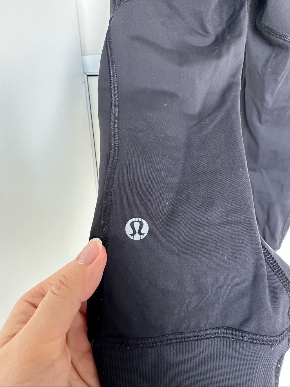 Lululemon Black Inspire Crop Leggings with Ankle Zippers and Side Pockets Sz 4 - Picture 9 of 11